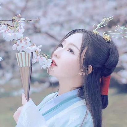 淡雅櫻花帶折扇女生頭像，唯美古風真人頭像