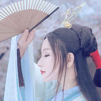 淡雅櫻花帶折扇女生頭像，唯美古風真人頭像