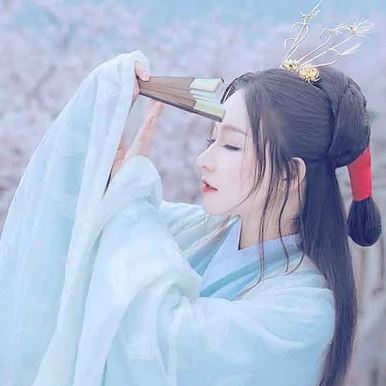 淡雅櫻花帶折扇女生頭像，唯美古風真人頭像
