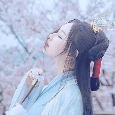 淡雅櫻花帶折扇女生頭像，唯美古風真人頭像