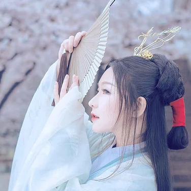 淡雅櫻花帶折扇女生頭像，唯美古風真人頭像