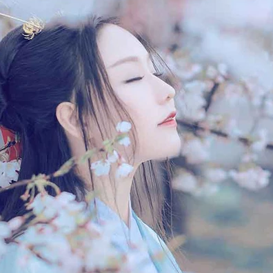 淡雅櫻花帶折扇女生頭像，唯美古風(fēng)真人頭像