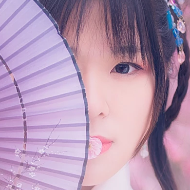 漫天桃花帶折扇女生頭像，唯美古風(fēng)真人頭像