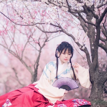 漫天桃花帶折扇女生頭像，唯美古風(fēng)真人頭像