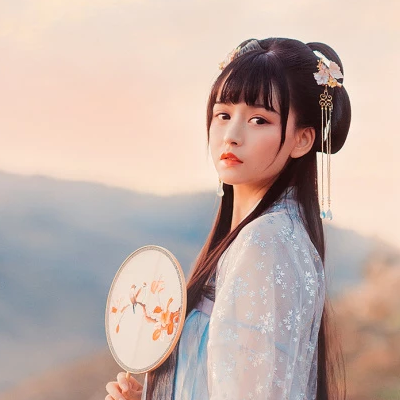 古典優(yōu)雅帶團扇女生頭像，唯美古風(fēng)真人頭像