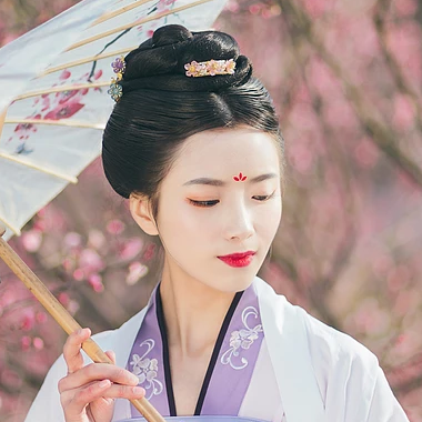 桃林探春帶傘女生頭像，唯美古風(fēng)真人頭像