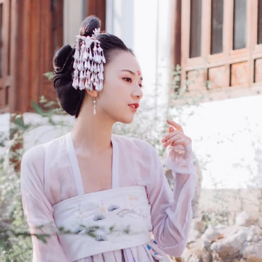 淡雅紅妝帶團(tuán)扇女生頭像，唯美古風(fēng)真人頭像
