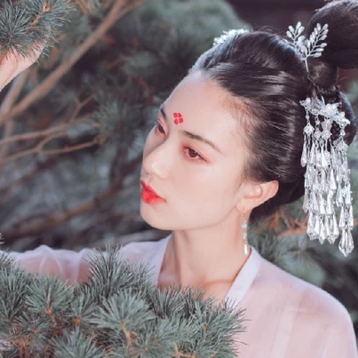 淡雅紅妝帶團(tuán)扇女生頭像，唯美古風(fēng)真人頭像