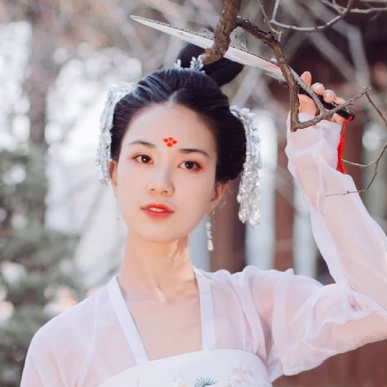淡雅紅妝帶團(tuán)扇女生頭像，唯美古風(fēng)真人頭像