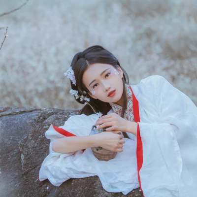 花落傷感喝酒女生頭像，唯美古風(fēng)真人頭像