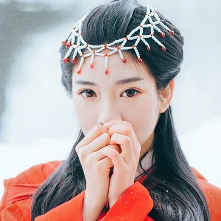 優(yōu)雅紅衣白雪女生頭像，唯美古風真人頭像