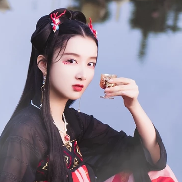 優(yōu)雅喝酒女生頭像，唯美古風真人頭像
