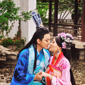 桃花飛舞甜蜜情侶頭像，唯美古風真人頭像