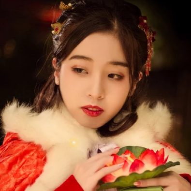 月色下放蓮花女生頭像，唯美古風真人頭像