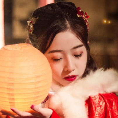 月色下放蓮花女生頭像，唯美古風真人頭像