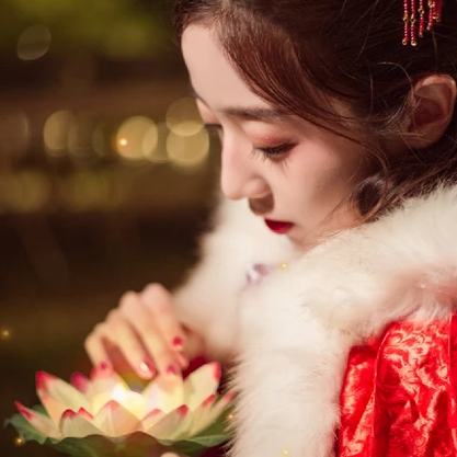 月色下放蓮花女生頭像，唯美古風真人頭像