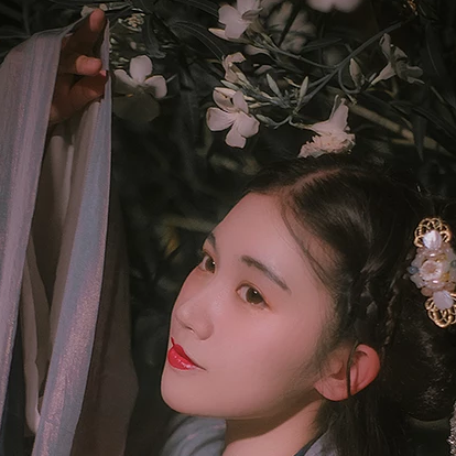 夜晚迷人花朵女生頭像，唯美古風真人頭像