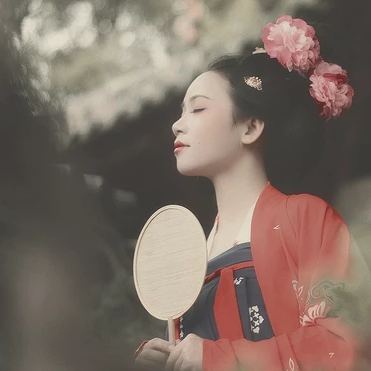 唐園帶團(tuán)扇女生頭像，唯美古風(fēng)真人頭像