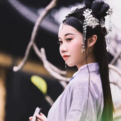 典雅素衣帶團(tuán)扇女生頭像，唯美古風(fēng)真人頭像