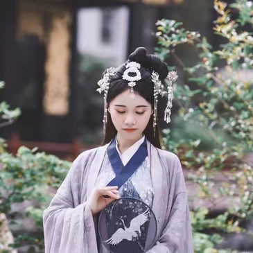 典雅素衣帶團扇女生頭像，唯美古風真人頭像