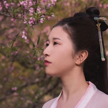 桃花粉黛帶傘女生頭像，唯美古風(fēng)真人頭像