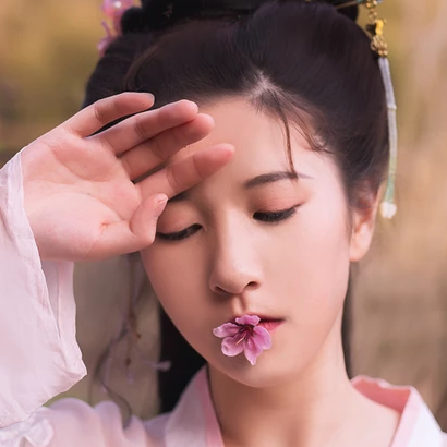 桃花粉黛帶傘女生頭像，唯美古風(fēng)真人頭像