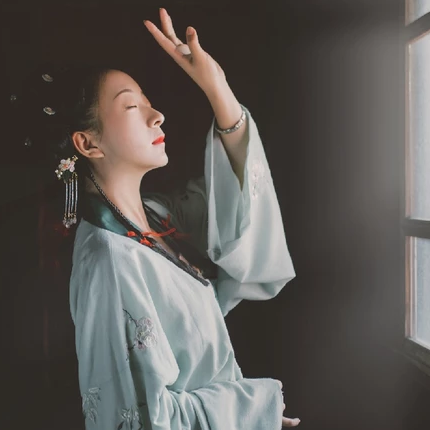 古典氣息帶傘女生頭像，唯美古風(fēng)真人頭像