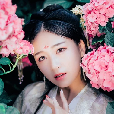 花團(tuán)錦簇帶團(tuán)扇女生頭像，唯美古風(fēng)真人頭像