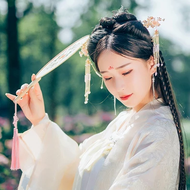 花團(tuán)錦簇帶團(tuán)扇女生頭像，唯美古風(fēng)真人頭像