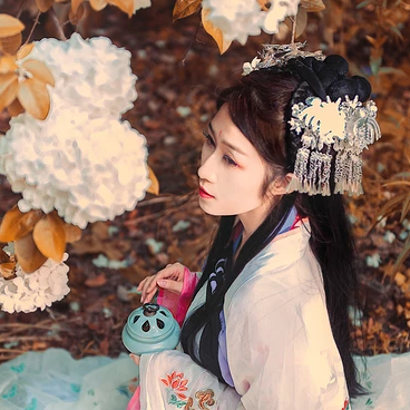 秋意氣質(zhì)帶團扇女生頭像，唯美古風(fēng)真人頭像