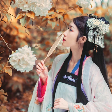 秋意氣質(zhì)帶團扇女生頭像，唯美古風(fēng)真人頭像