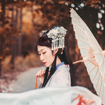 秋意氣質(zhì)帶團扇女生頭像，唯美古風(fēng)真人頭像