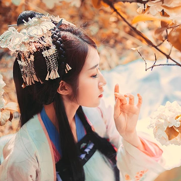 秋意氣質(zhì)帶團扇女生頭像，唯美古風(fēng)真人頭像