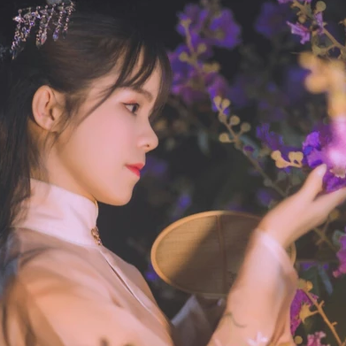 紫薇花開帶團扇女生頭像，唯美古風(fēng)真人頭像