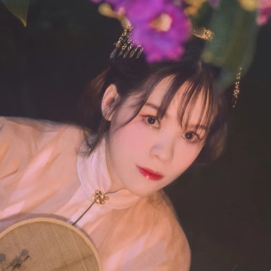 紫薇花開帶團(tuán)扇女生頭像，唯美古風(fēng)真人頭像
