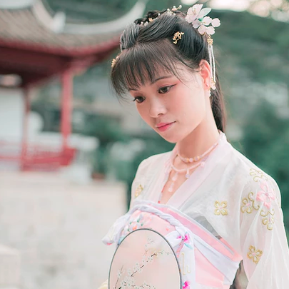 清新氣質(zhì)帶團(tuán)扇女生頭像，唯美古風(fēng)真人頭像