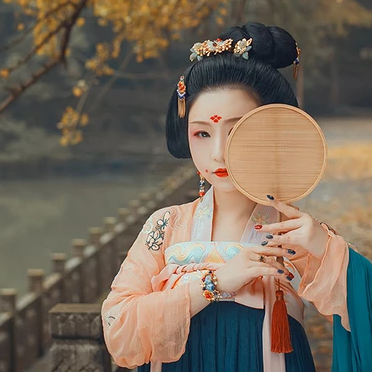 銀杏葉帶團(tuán)扇和傘女生頭像，唯美古風(fēng)真人頭像