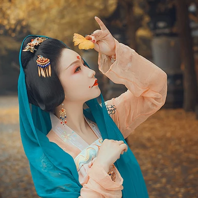 銀杏葉帶團(tuán)扇和傘女生頭像，唯美古風(fēng)真人頭像