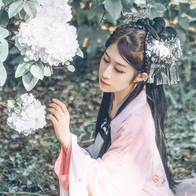 粉蝶花朵帶團(tuán)扇女生頭像，唯美古風(fēng)真人頭像