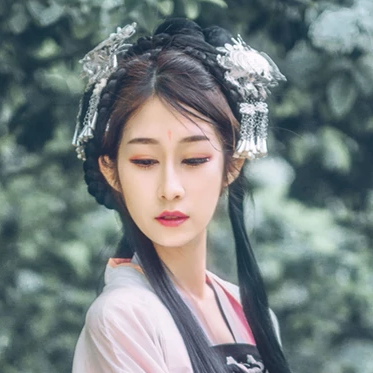 粉蝶花朵帶團(tuán)扇女生頭像，唯美古風(fēng)真人頭像