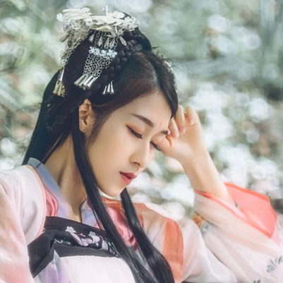 粉蝶花朵帶團(tuán)扇女生頭像，唯美古風(fēng)真人頭像