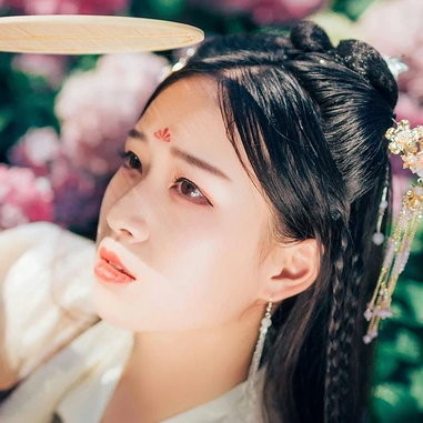 花團(tuán)錦簇帶團(tuán)扇女生頭像，唯美古風(fēng)真人頭像