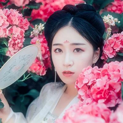 花團(tuán)錦簇帶團(tuán)扇女生頭像，唯美古風(fēng)真人頭像