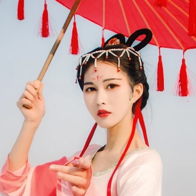 紅傘抱寵物女生頭像，唯美古風(fēng)真人頭像