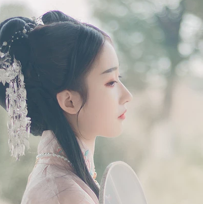 粉衣帶團(tuán)扇女生頭像，淡雅唯美古風(fēng)真人頭像