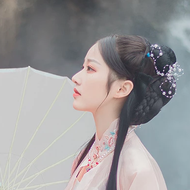 粉衣帶團(tuán)扇女生頭像，淡雅唯美古風(fēng)真人頭像