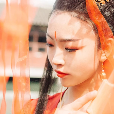 紅衣帶兵器女生頭像，唯美古風(fēng)真人頭像