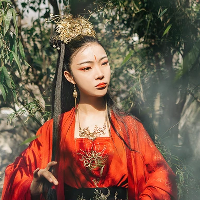 紅衣帶兵器女生頭像，唯美古風(fēng)真人頭像