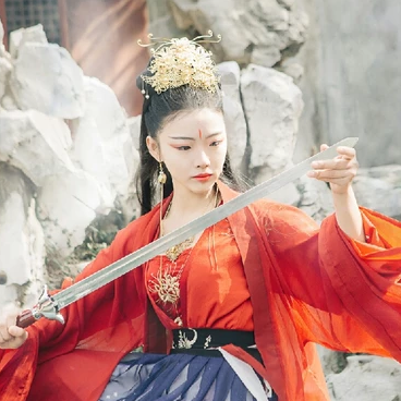 紅衣帶兵器女生頭像，唯美古風(fēng)真人頭像