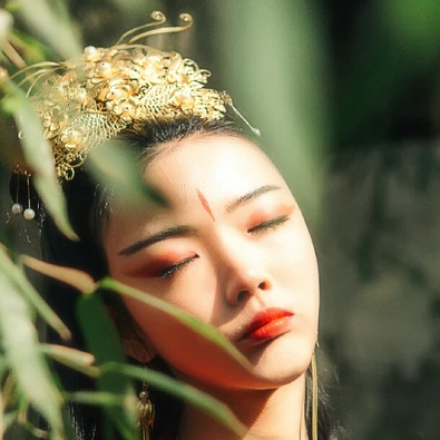 紅衣帶兵器女生頭像，唯美古風(fēng)真人頭像